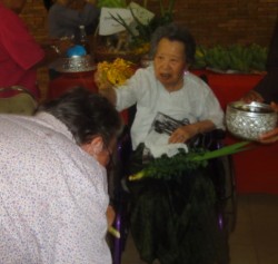 Cory receiving the blessings from Khunying Buppan during the Damhua ceremony 27April2012